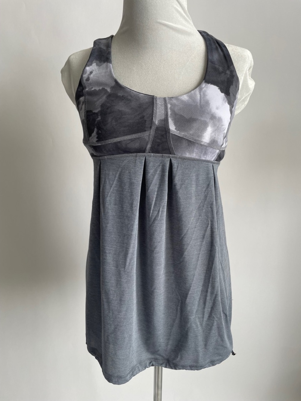 Lululemon Gray Tie-Dye Racerback Built-In Bra Tank Top Size 6 (estimated notags)